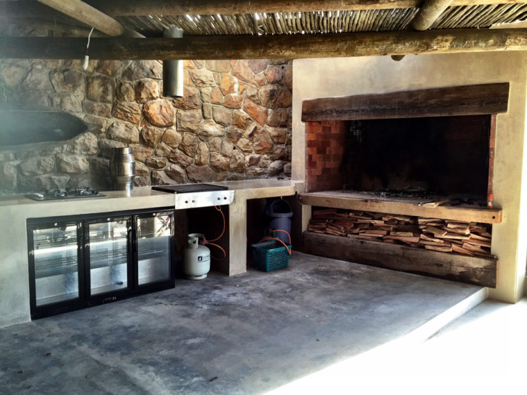 Building and Paint technique braai, tops and pizza oven