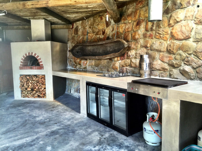 Building and Paint technique braai, tops and pizza oven